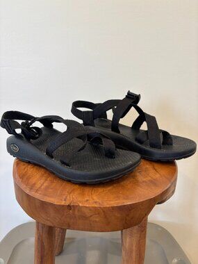 Chaco Women's Z/2 Adjustable Strap Toe Loop Classic Sandal - 9 M, Black